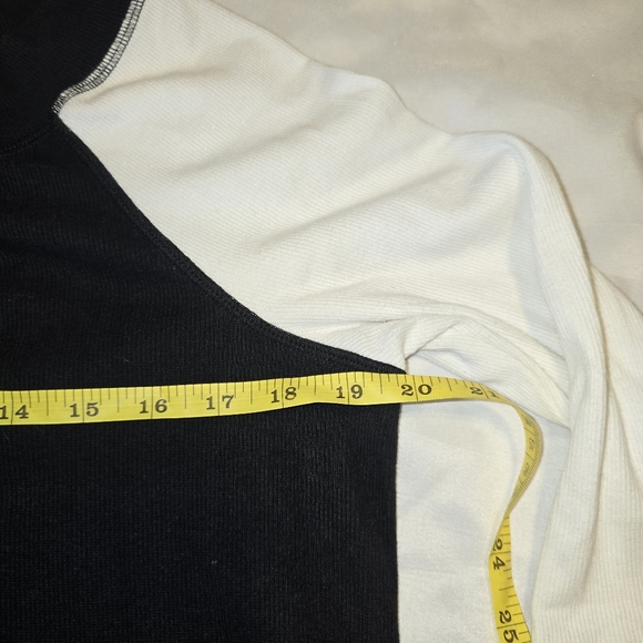 Chico's Zenergy Women Size 1 Black Multi Floral Zip Back 3/4 sleeve - Picture 3 of 9